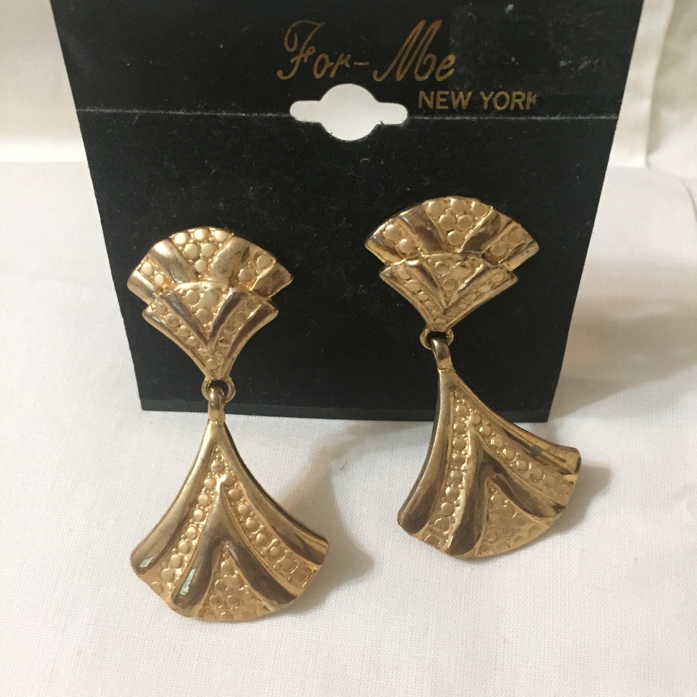 Gold Tone Dangle Drop Fan Shaped Earrings.  For Me Fashion Earrings.